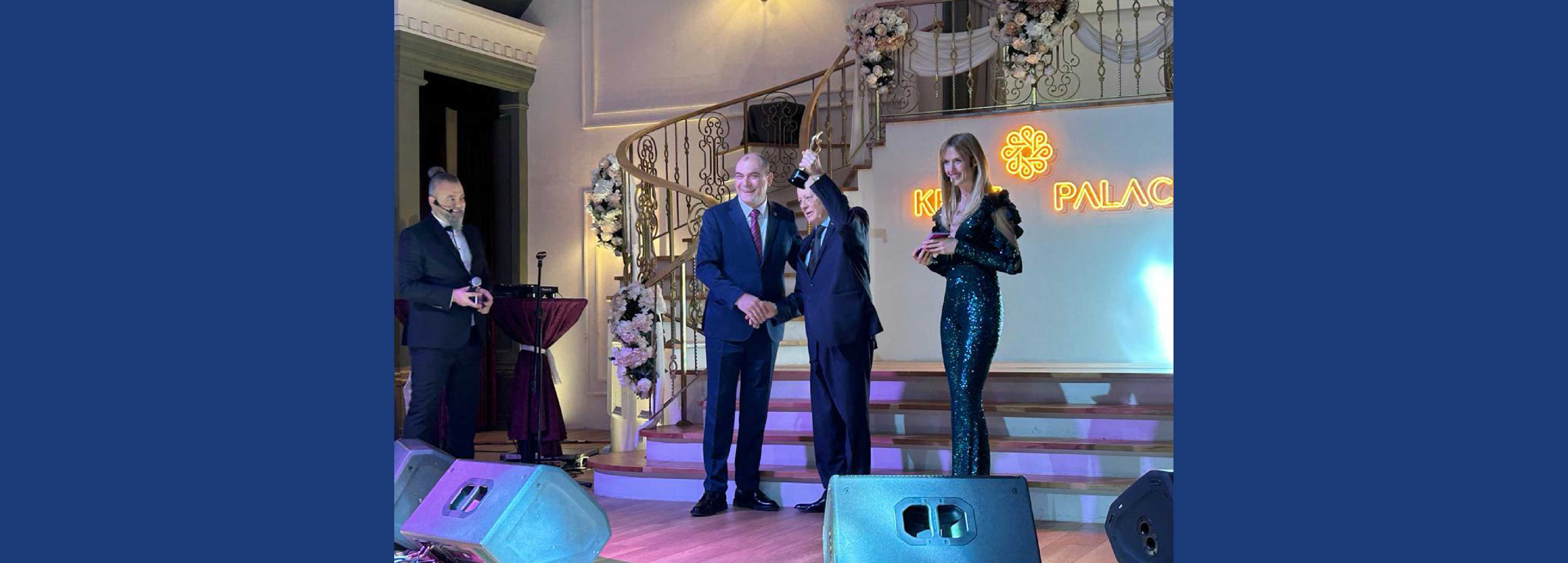 ESO Başkanı Kesikbaş, Özaydemir’e ödülünü takdim etti
